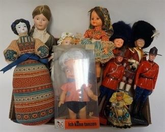 1077 ASSORTMENT OF VINTAGE DOLLS
