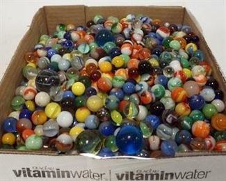 1090 LARGE COLLECTION OF VINTAGE AND ANTIQUE MARBLES

