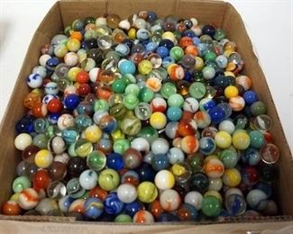1091 LARGE COLLECTION OF VINTAGE AND ANTIQUE MARBLES
