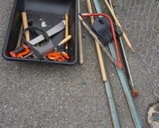 1116 GARDEN AND HAND TOOL LOT
