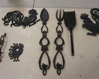 1258 COLLECTION OF VINTAGE COUNTRY CAST METAL DECORATIVE ITEMS 
