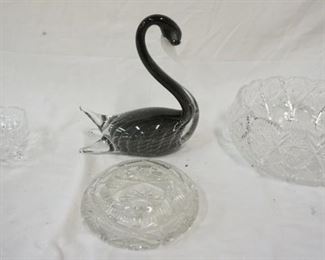 1285 GLASS LOT INCLUDING THREE PIECES OF CRYSTAL & LARGE BLOWN GLASS SWAN 
