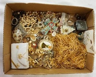 1299 FLAT OF COSTUME JEWELRY 
