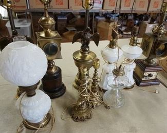 1305 COLLECTION OF TABLE LAMPS W/ A KEROSENE LAMP 
