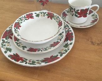 Gibson Holiday Poinsettia for 6 +