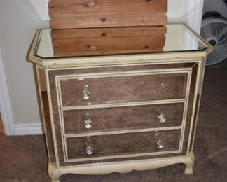 Mirrored chest missing one knob