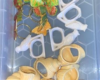 Many sets of napkin rings
