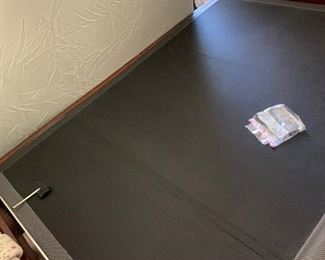 Queen Beauty Rest Lift Bed -very heavy -works