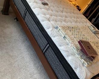 Queen lift bed
