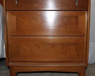 Item Offsite. Please call Lily Pads Interior Market (850) 897-7237 or Teresa (850) 830-5903 for appointment. 22"Lx16"Wx24"H