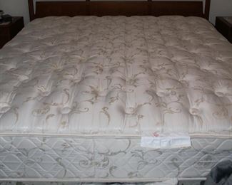 Item Offsite. Please call Lily Pads Interior Market (850) 897-7237 or Teresa (850) 830-5903 for appointment.