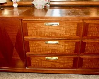 Item Offsite. Please call Lily Pads Interior Market (850) 897-7237 or Teresa (850) 830-5903 for appointment.