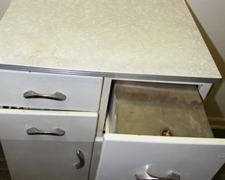 Item Offsite. Please call Lily Pads Interior Market (850) 897-7237 or Teresa (850) 830-5903 for appointment.