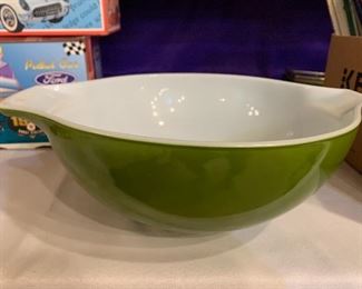Avocado Green Pyrex bowl 