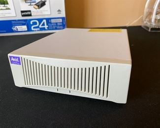 Avid iS9 Pro 7x10.5x2.5 HxWxD D959