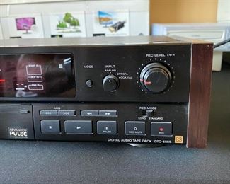 Sony DTC-59ES - Vintage DAT Cassette Player & Recorder 18x13x4.5 HxWxD D954