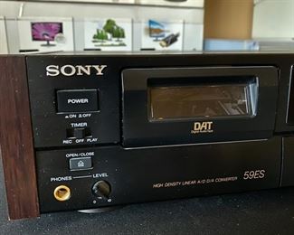 Sony DTC-59ES - Vintage DAT Cassette Player & Recorder 18x13x4.5 HxWxD D954