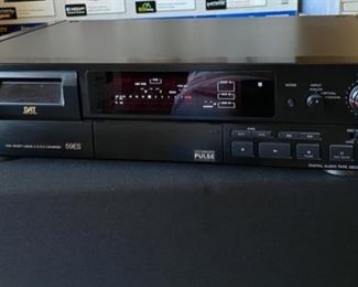 Sony DTC-59ES - Vintage DAT Cassette Player & Recorder 18x13x4.5 HxWxD D954