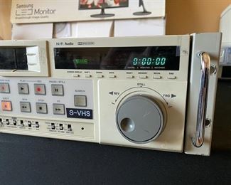 Panasonic AG-7350-P SVHS Professional Video Cassette Recorder 19x17x5 HxWxD D951
