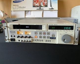 Panasonic AG-7350-P SVHS Professional Video Cassette Recorder 19x17x5 HxWxD D951