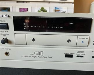 Panasonic Professional DAT (Digital Audio Tape) Player/Recorder (SV-3700) 19x12x5 HxWxD D950