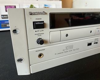 Panasonic Professional DAT (Digital Audio Tape) Player/Recorder (SV-3700) 19x12x5 HxWxD D950