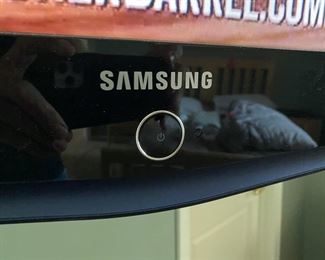 Samsung 32in. Flat Screen TV W/remote 32x21 D942