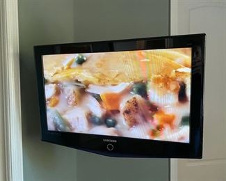 Samsung 32in. Flat Screen TV W/remote 32x21 D942