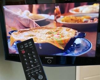 Samsung 32in. Flat Screen TV W/remote 32x21 D942