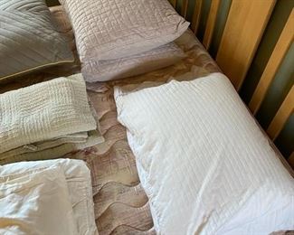 Tranquil Nights queen size comforter, sheets, pillows & other bedding N/A D934
