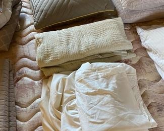 Tranquil Nights queen size comforter, sheets, pillows & other bedding N/A D934