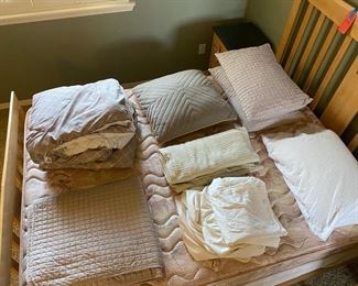 Tranquil Nights queen size comforter, sheets, pillows & other bedding N/A D934
