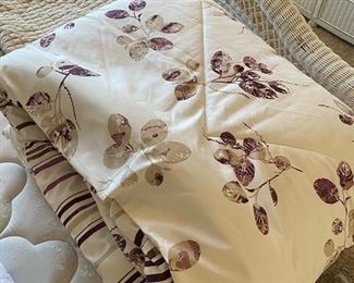 Queen size comforter, sheet & pillow set N/A D929