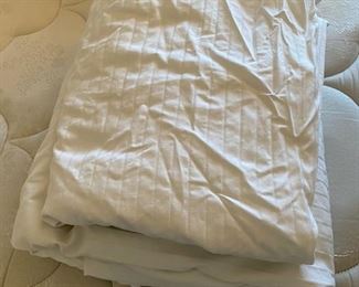 Queen size comforter, sheet & pillow set N/A D929