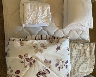 Queen size comforter, sheet & pillow set N/A D929