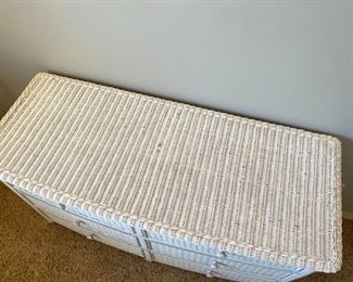 White wicker 6 drawer dresser 60x25x33 HxWxD D927