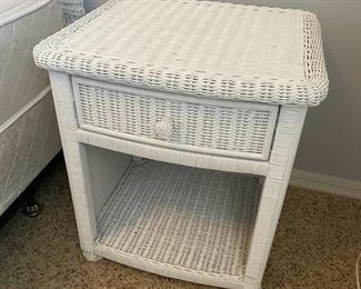 White wicker nightstand #2 21Lx19Wx25H D923