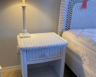 White wicker nightstand #1 21Lx19Wx25H D922