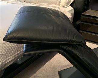 Roche Bobois Contemporary Black Leather Chaise Lounge Chair 40x25x60in HxWxD 19601