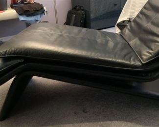 Roche Bobois Contemporary Black Leather Chaise Lounge Chair 40x25x60in HxWxD 19601