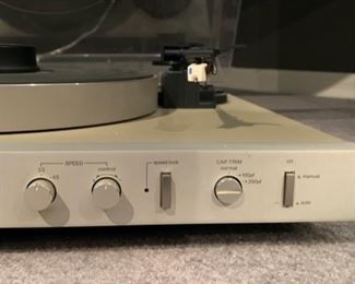 Harman Kardon T40 Turntable 5x17x15in HxWxD 19600