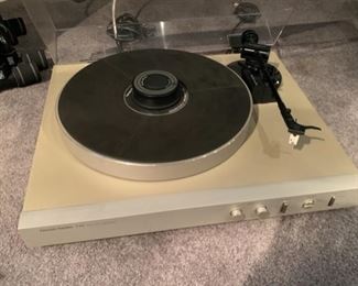 Harman Kardon T40 Turntable 5x17x15in HxWxD 19600