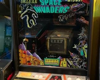 1980 Midway Space Invaders Deluxe Video Arcade Game Coin-Op 68x26.5x34in HxWxD 19577
