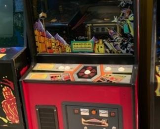 1980 Midway Space Invaders Deluxe Video Arcade Game Coin-Op 68x26.5x34in HxWxD 19577