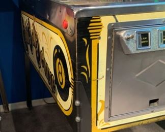 1981 Bally Eight Ball Deluxe Pinball Machine Coin op 70x30x55in HxWxD 19573