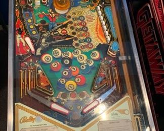 1981 Bally Eight Ball Deluxe Pinball Machine Coin op 70x30x55in HxWxD 19573
