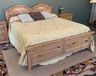Broyhill Fontana Knotty Pine  Queen Bed	50x82.5x87in	HxWxD