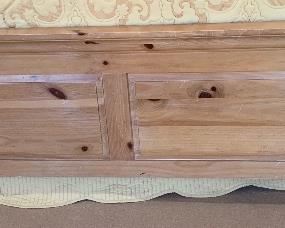 Broyhill Fontana Knotty Pine  Queen Bed	50x82.5x87in	HxWxD