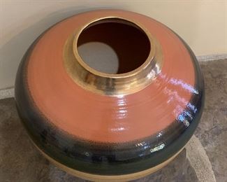 Tom Wallick Studio Pottery Lg vase	15in H x 18in Diameter	