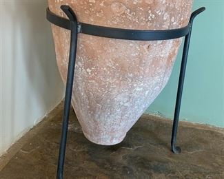 	Rustic Potter w/ Iron Stand Decor Vase	24x14x14	HxWxD